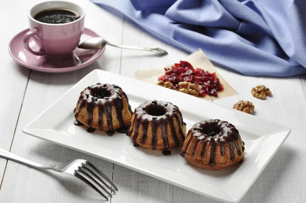 Cake with melted chokolate icing — Stock Photo, Image