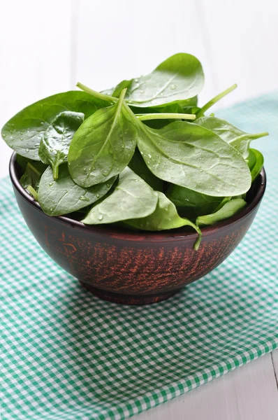 Foglie di spinaci freschi in ciotola — Foto Stock