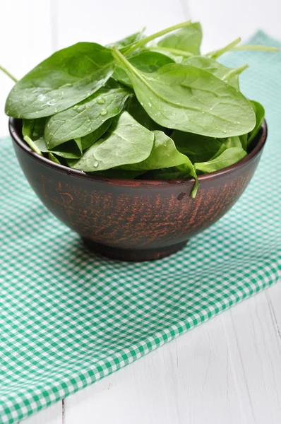 Färska spenatblad i skål — Stockfoto