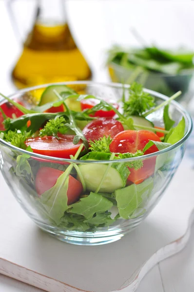 Ensalada fresca con tomates cereza —  Fotos de Stock