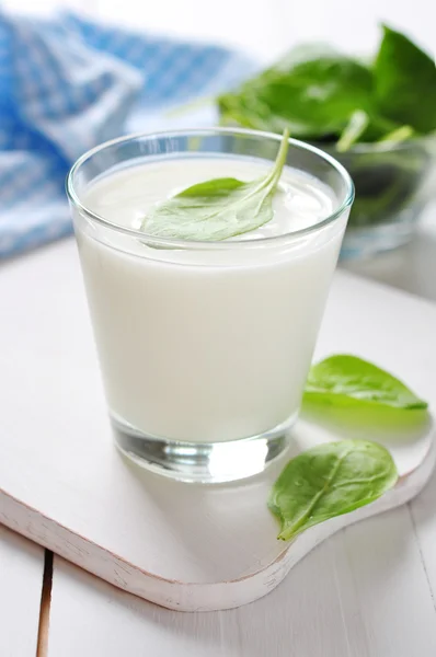 Yogurt with spinach — Stock Photo, Image