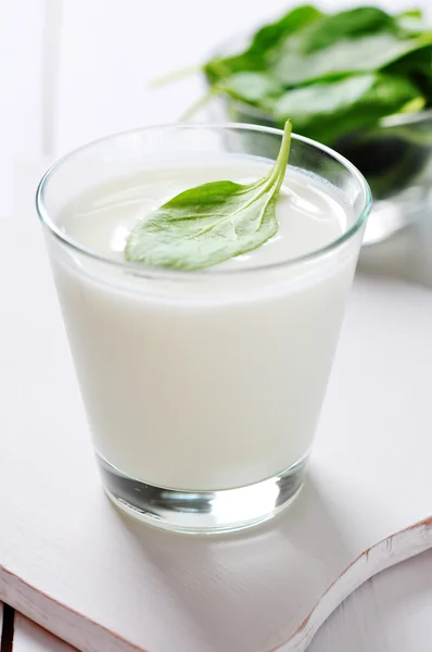 Yogurt with spinach — Stock Photo, Image