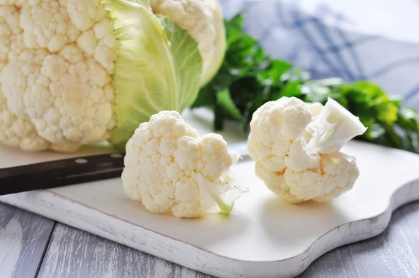 Fresh whole cauliflower — Stock Photo, Image