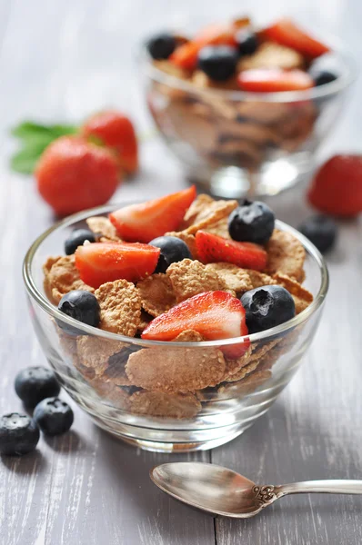 Sağlıklı müsli ve taze çilek — Stok fotoğraf