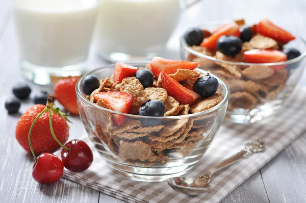 Healthy muesli and fresh berries — Stock Photo, Image