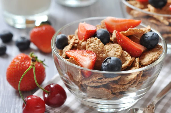 Sağlıklı müsli ve taze çilek — Stok fotoğraf