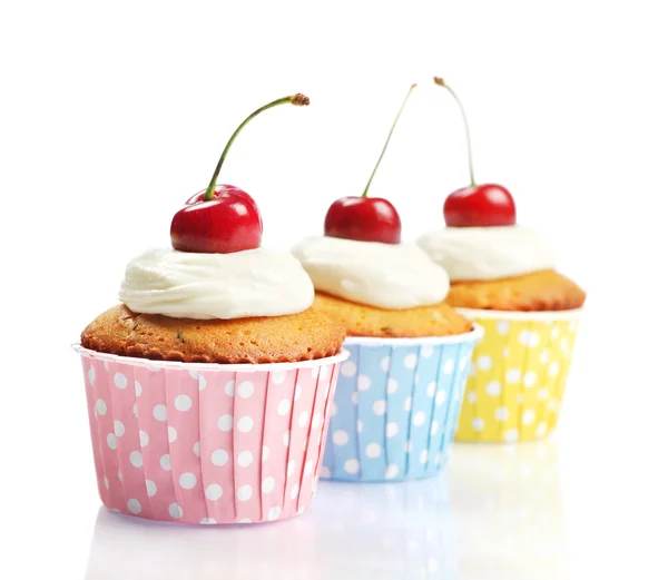 Cupcakes med färska körsbär — Stockfoto