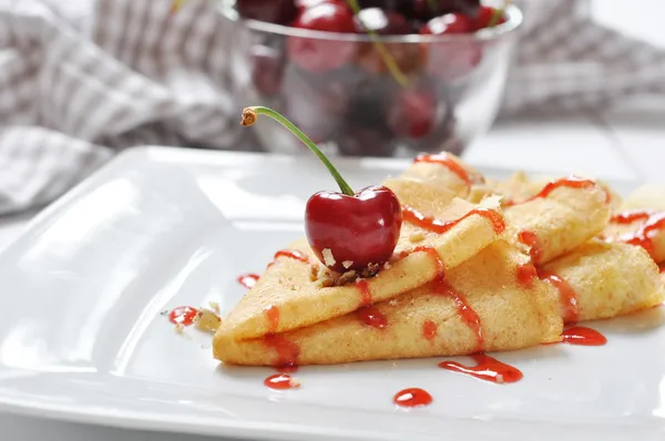 Panqueque con cereza — Foto de Stock