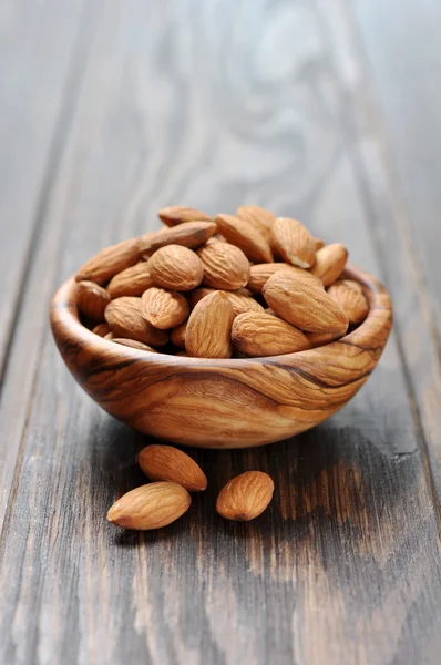 Almendras en un tazón de madera — Foto de Stock