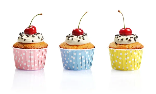 Cupcakes med färska körsbär — Stockfoto