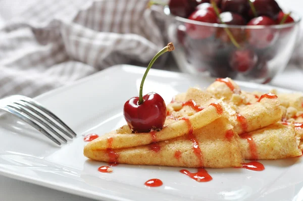 Pfannkuchen mit Kirsche — Stockfoto