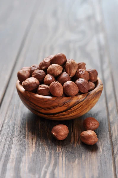 Noisette dans un bol en bois — Photo