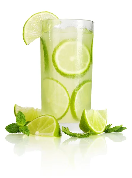 Dricka med lime och mynta — Stockfoto