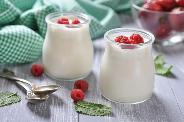 Yogurt with ripe fresh raspberry — Stock Photo, Image