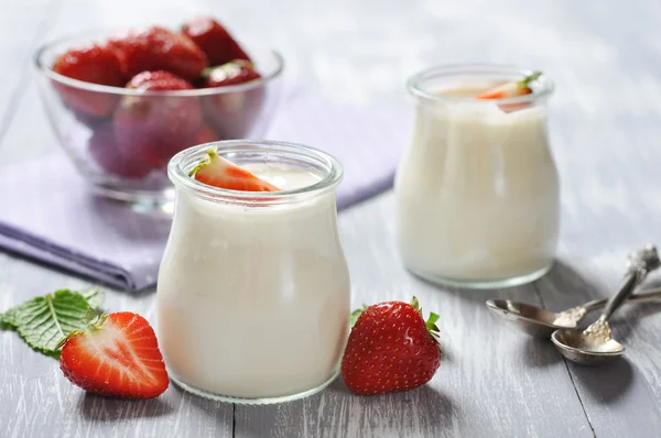Йогурт со спелой свежей клубникой — стоковое фото