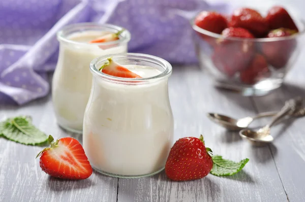Yogurt con fresa fresca madura — Foto de Stock