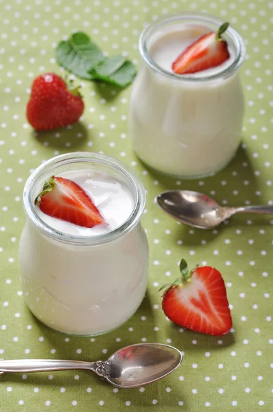 Yogurt with ripe fresh strawberry — Stock Photo, Image