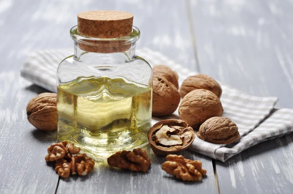 Walnut oil with nuts — Stockfoto