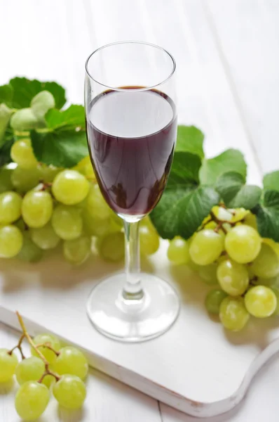 Vinho tinto e uvas — Fotografia de Stock