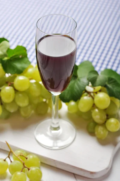 Wino czerwone i winogrona — Zdjęcie stockowe