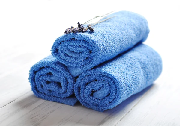 Pilha de toalhas de spa azul — Fotografia de Stock