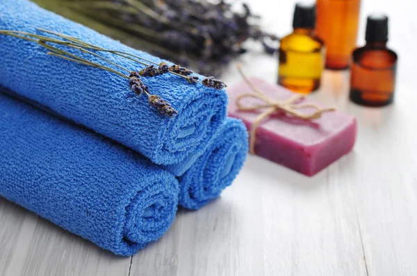 Blue towels and lavender flowers — Stock Photo, Image