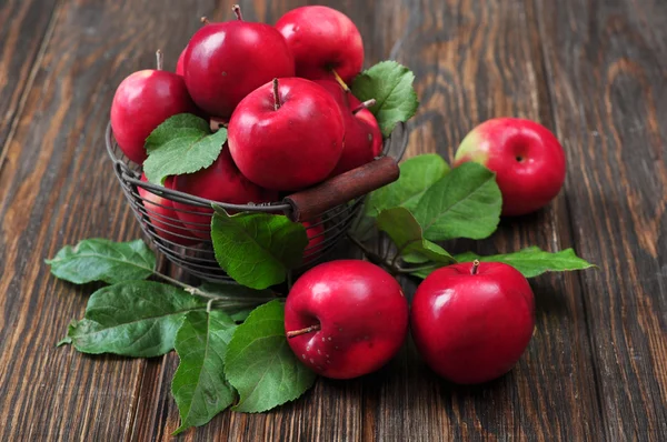 Fém kosárban almát — Stock Fotó