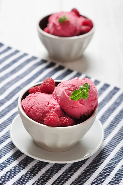 Raspberry ice cream — Stock Photo, Image