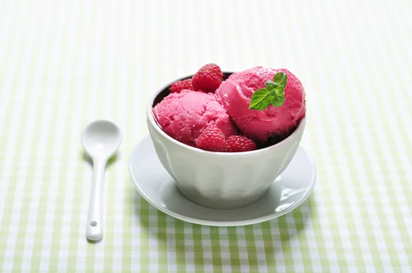 Raspberry ice cream — Stock Photo, Image