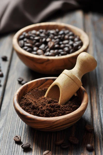 Gemahlener Kaffee und Kaffeebohnen — Stockfoto