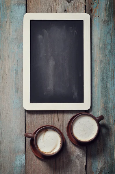 Çerçeveli blackboard ve kahve — Stok fotoğraf