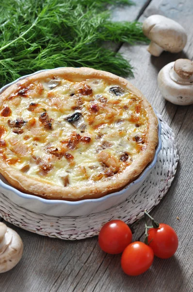 Torta de quiche com frango e cogumelo — Fotografia de Stock