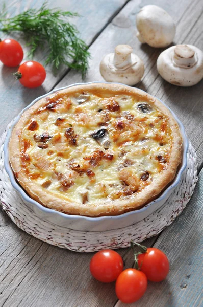 Koláč quiche s kuřetem — Stock fotografie