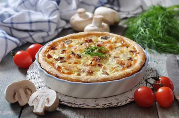 Torta de quiche com frango e cogumelo — Fotografia de Stock