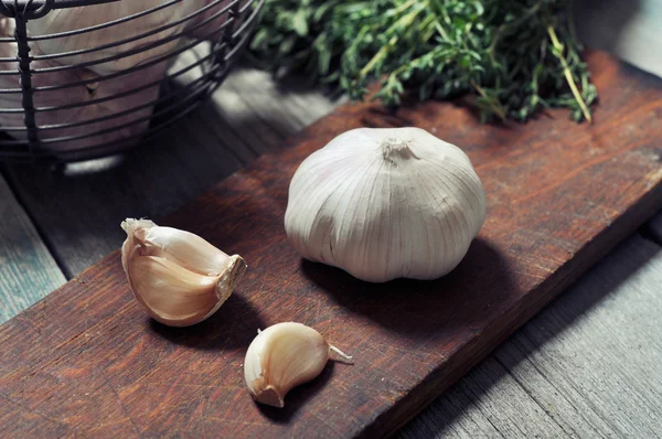 Fresh garlic on cutting board — Stock Photo, Image