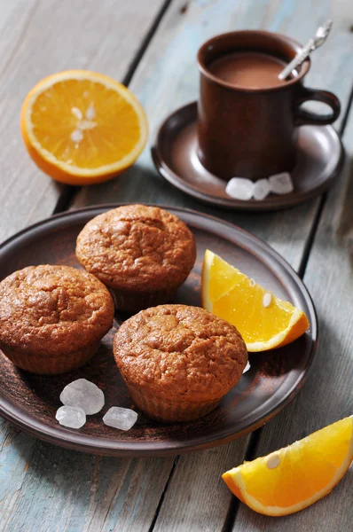 Gulrotmuffins med ferske appelsiner – stockfoto