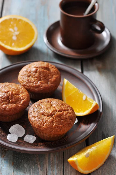 Muffins de cenoura com laranjas frescas — Fotografia de Stock