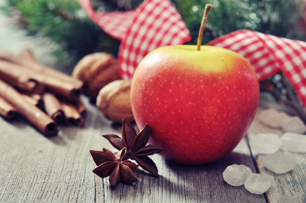 Roter Apfel mit Zimt — Stockfoto
