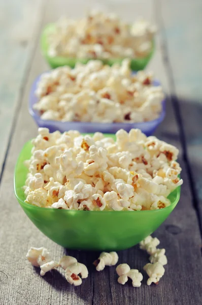 Popcorn in kunststof kommen — Stockfoto