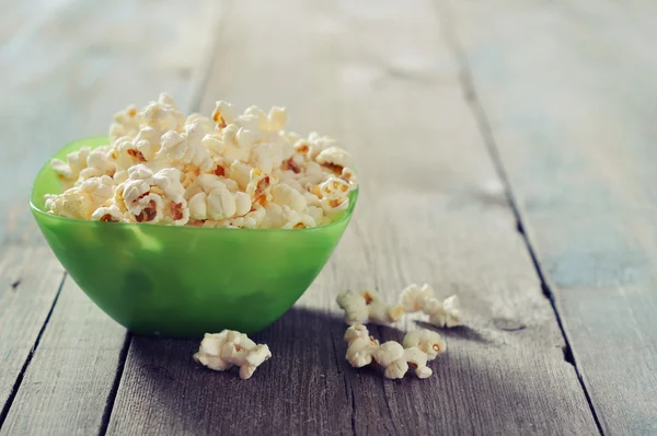 Popcorn in Plastikschüssel — Stockfoto