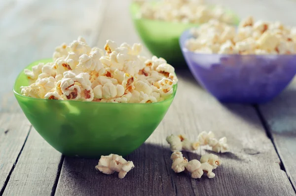 Popcorn in kunststof kommen — Stockfoto