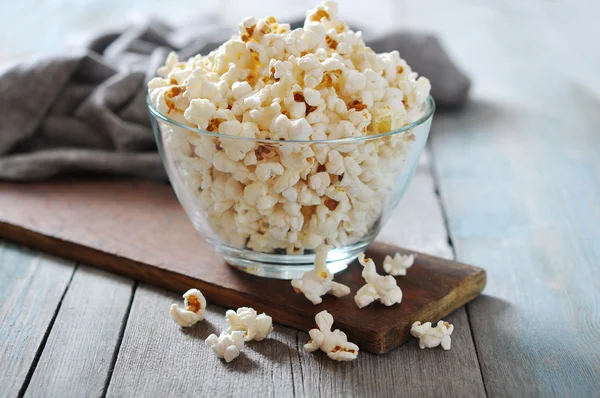 Popcorn in glazen schaal — Stockfoto