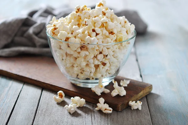 Popcorn in Glasschale — Stockfoto