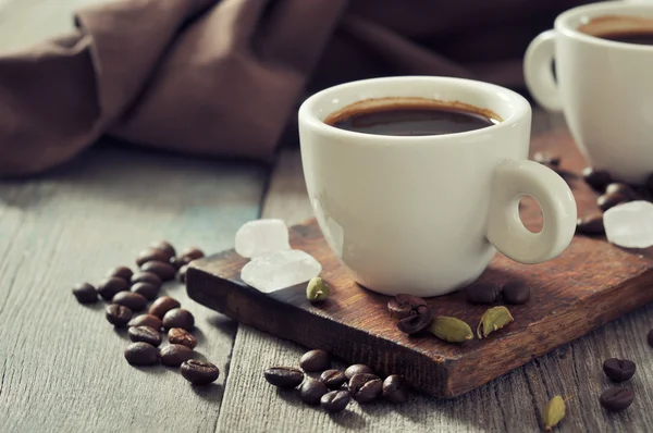 Kaffee in Tassen mit Kardamom — Stockfoto