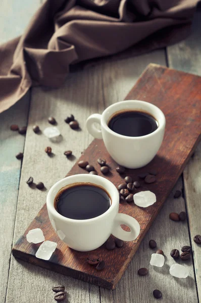 咖啡豆的杯子里的咖啡 — 图库照片