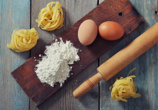 Mjöl, pasta och rullande stift — Stockfoto