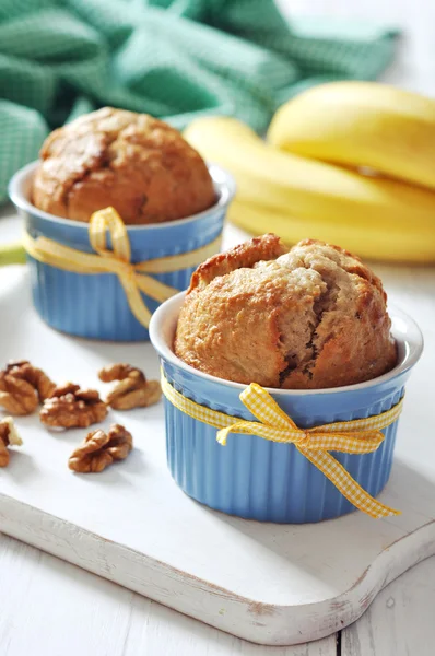 Muffins de banana em molde de cozimento cerâmico — Fotografia de Stock