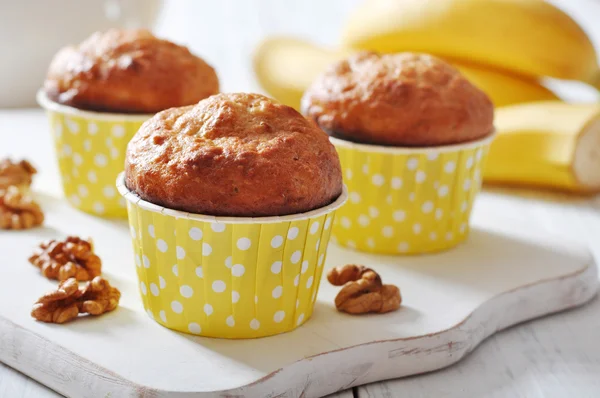 Muffiny bananowe w przypadku papieru ciastko — Zdjęcie stockowe