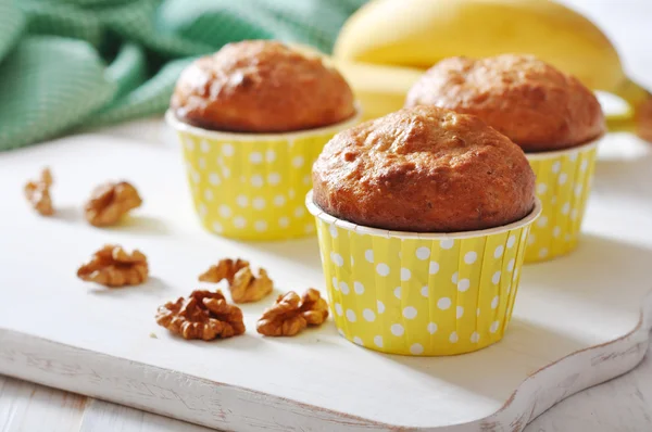 Pisang muffin dalam kotak kue mangkuk kertas — Stok Foto