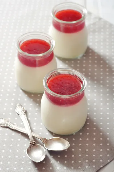 Postre panna cotta con fresa —  Fotos de Stock